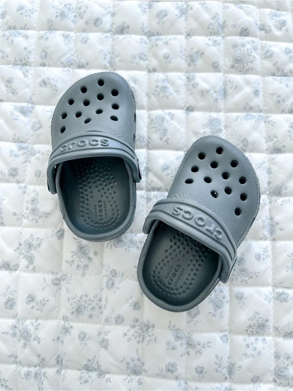 CROCS Kids Classic Clog in Gray • Sz 4C